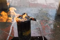 Kỳ bí dòng suối “thần” có thể bốc cháy trong phút chốc 