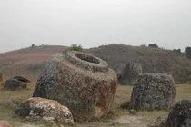 Bí ẩn khó giải loạt chum đá khổng lồ hơn 2.000 tuổi ở Ấn Độ