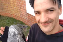 18 tháng săn lùng thiên thạch, người đàn ông đổi đời giàu khủng 