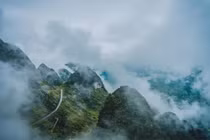 Mây trôi bồng bềnh thu hút du khách đến Hà Giang