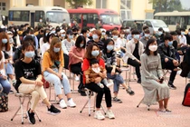 Quyến luyến chia tay khu cách ly 'cơm ngon, thoải mái nhớ mãi không quên'