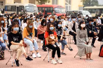 Quyến luyến chia tay khu cách ly 'cơm ngon, thoải mái nhớ mãi không quên'