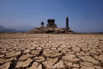 Hồ nước ngọt lớn nhất TQ cạn nước: Hòn đảo ngàn tuổi lộ diện