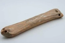 Mở mộ cổ Tân Cương, kinh ngạc thấy giày trượt tuyết 3.500 tuổi 