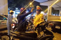 Uống bia, lái xe biển 8668 rồi tự nhận là Vụ trưởng ở Bộ GD-ĐT, dọa gọi Bộ trưởng