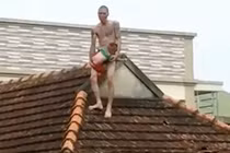 Ngáo đá giết cha, chém mẹ, cởi trần bế con thơ lên nóc nhà tìm vợ