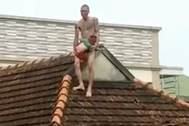 Ngáo đá giết cha, chém mẹ, cởi trần bế con thơ lên nóc nhà tìm vợ
