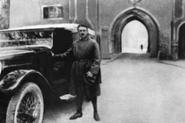 Khoảnh khắc cực độc trùm phát xít Hitler trước khi nổi tiếng