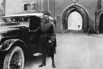 Khoảnh khắc cực độc trùm phát xít Hitler trước khi nổi tiếng