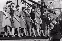 "Chết mê" cách phụ nữ xưa thể hiện vẻ đẹp qua mắt cá chân