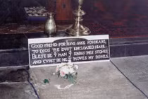 Vì sao trên bia mộ đại thi hào Shakespeare có khắc lời nguyền?