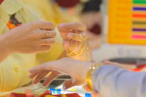 Giá vàng hôm nay 3-9: Giảm khi dòng tiền dồn vào chứng khoán