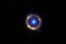 Hai thiên hà thẳng hàng Trái Đất tạo nên “chiếc nhẫn” ngàn năm có một