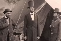 Tổng thống Mỹ Abraham Lincoln đội mũ chóp siêu cao, lý do thật bất ngờ
