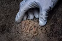 Phát hiện hài cốt màu đỏ 2.000 tuổi, lộ bí mật kinh hoàng 