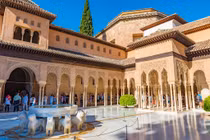 Kỳ bí cung điện cổ bằng vàng đột nhiên chuyển màu tím