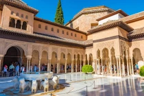 Kỳ bí cung điện cổ bằng vàng đột nhiên chuyển màu tím