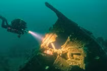 Mua xác tàu đắm hơn 100 tuổi chỉ hy vọng tìm được chiếc chuông