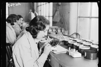 Sự thật chết chóc về công việc của “những cô gái radium“