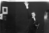 Loạt ảnh Hitler trông cực "ngớ ngẩn" giống đang làm trò cười