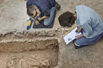 Mở mộ cổ trong nhà thờ, phát hoảng thi hài phụ nữ bị trói