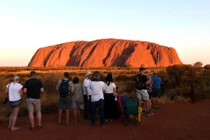 Lén lấy sỏi đá ở núi thiêng Uluru, du khách gặp "lời nguyền" đáng sợ? 