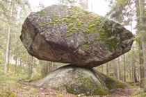 Tảng đá nằm chơi vơi trên mỏm đá nhỏ xíu, ngàn năm không đổ 