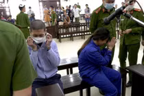 Kẻ bạo hành con 3 tuổi đến chết quỳ lạy: "Mẹ ơi, con biết sai rồi"