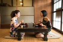 Bất ngờ lý do người Nhật thích ngồi bệt xuống sàn khi ăn 