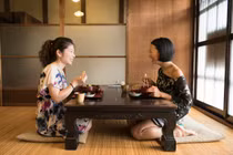 Bất ngờ lý do người Nhật thích ngồi bệt xuống sàn khi ăn 