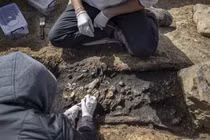 Phát hiện mộ cổ 2.300 tuổi, giật mình thấy thi hài bị cháy xém 