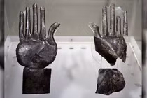 Khai quật mộ cổ ở Italy, chuyên gia “tái mặt” thấy bàn tay bạc 