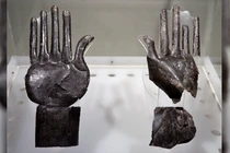 Khai quật mộ cổ ở Italy, chuyên gia “tái mặt” thấy bàn tay bạc 