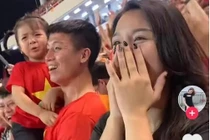 Con gái Bùi Tiến Dũng khóc, con trai Hùng Dũng đội mưa ăn mừng