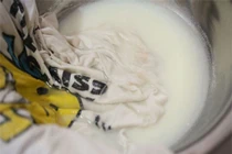 Cho sữa vào ngâm áo trắng tinh như mới 
