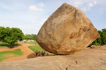 Kỳ lạ tảng đá nặng gần 300 tấn nghiêng 45 độ "đẩy" không đổ 