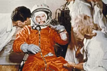 Vì sao phi hành gia Liên Xô thường mang theo súng lên vũ trụ? 