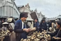 Thổn thức loạt ảnh đắt giá chợ Tết Hà Nội 100 năm trước