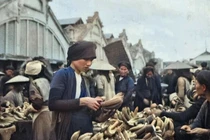 Thổn thức loạt ảnh đắt giá chợ Tết Hà Nội 100 năm trước