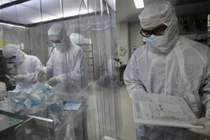 Đột kích cơ sở “ươm” virus sản xuất vaccine ngừa COVID-19 của TQ 