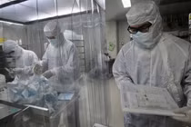 Đột kích cơ sở “ươm” virus sản xuất vaccine ngừa COVID-19 của TQ 