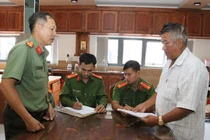 Vận động kẻ cầm đầu vụ vận chuyển 51 kg vàng ra đầu thú