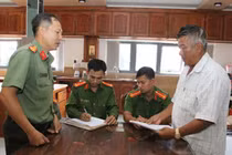 Vận động kẻ cầm đầu vụ vận chuyển 51 kg vàng ra đầu thú