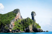 Độc đáo hòn đảo mang hình dáng con gà nhô lên giữa biển