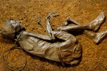 Bí mật xác ướp 2.400 tuổi có dây thừng tròng quanh cổ