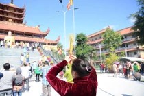 Người Sài Gòn “đội nắng” đi lễ chùa mùng 2 Tết