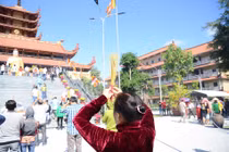 Người Sài Gòn “đội nắng” đi lễ chùa mùng 2 Tết