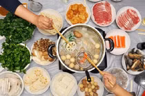 5 người đi cấp cứu sau 10 phút ăn lẩu tại quán vỉa hè