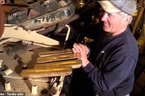 Mua xe tăng trên eBay, sốc nặng thấy 5 thỏi vàng bên trong 