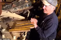 Mua xe tăng trên eBay, sốc nặng thấy 5 thỏi vàng bên trong 